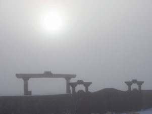 ice_fog_at_temple_gate.JPG (6156 bytes)